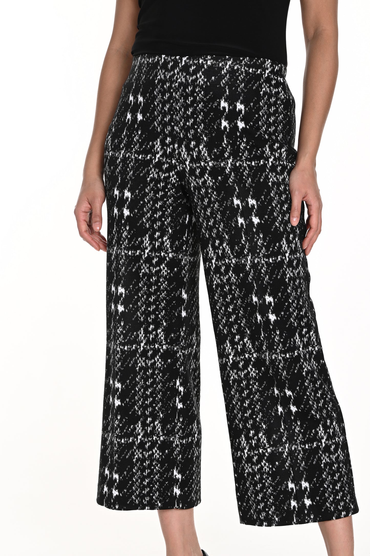 Frank Lyman Cropped Textured Knit Trousers Black/Off White 243350-1004
