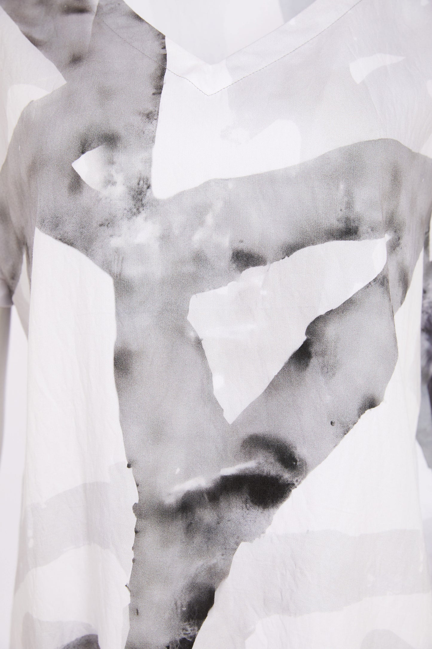 Naya Marbled Ribbon Print Vee Neck Top White & Granite NAS26314-182